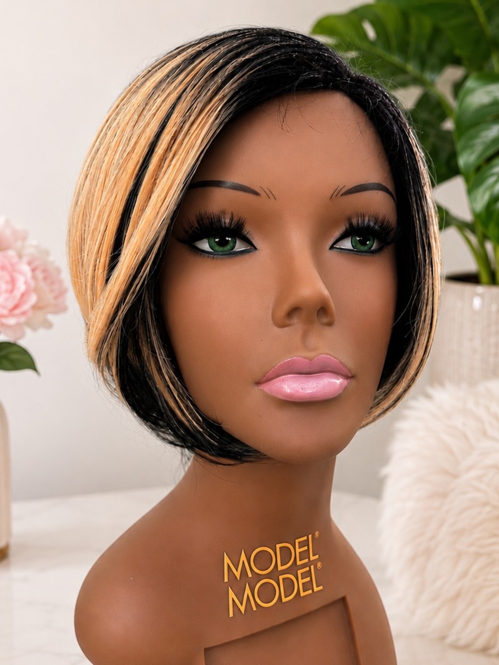 Model Model Bob Wig Blonde Highlight Lace Front NWOT + Hanger & Wig Net